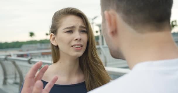 Een Meisje Een Man Schreeuwen Tegen Elkaar Emotioneel Zwaaien Met — Stockvideo