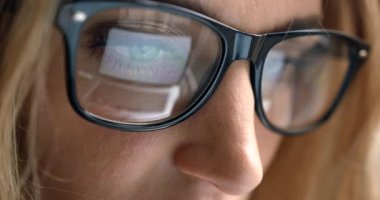 Yansıma Grafiklerini Kapat İş Gözlükleri İş Kadını Diyagramları Rutin Çalışma Dizüstü Bilgisayarlı Kadın Ofisi 4k