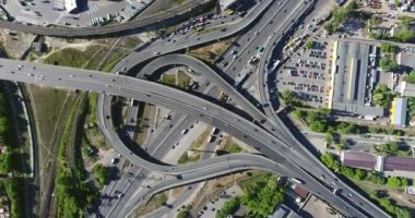 Güneşli bir günde Kyiv nakliye kavşağında sürüş arabalarıyla dolu İHA 'nın etrafını turluyorlar. Metro istasyonu Chernigivska