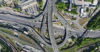 Otoyolların kesiştiği Kyiv Otobanları Hızla İHA 'yı çevreleyen 4k Metro İstasyonu Çernigivska