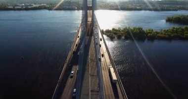 Güneşli bir günde Ukrayna 'nın başkenti Kyiv' deki Güney Köprüsü boyunca insansız hava aracı uçuşu.