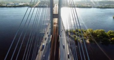 Güneşli bir günde Ukrayna 'nın başkenti Kyiv' deki Dinyeper üzerinden Güney Köprüsü üzerinden insansız hava aracı uçuşu. 4k