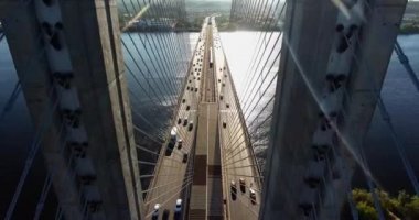 Güneşli bir günde Güney Köprüsü üzerinde uçan bir uçak. Kyiv, Ukrayna 'daki güzel manzara ve nehir Dinyeper' i