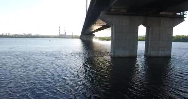 Drone Filmación Río Dnieper Kiev Ucrania Puesta Sol Sur Puente — Vídeo de stock