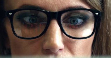 Front View İş Kadını Hacker Siber Kod Yansıma Gözlüğü 4k