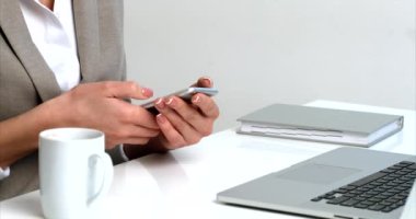 İş kadınlarının iş yerindeki cep telefonunda daktilo kullanışlarının yakın görüntüsü. Ofis konumu