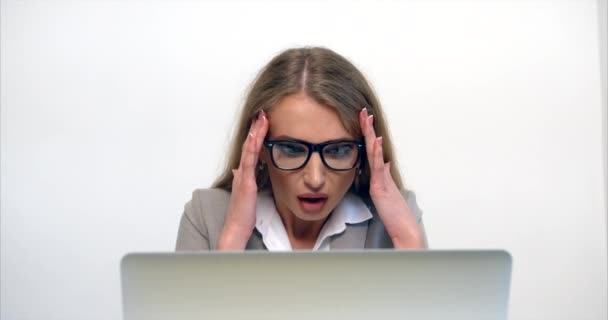 Empresária Deprimida Está Tirando Nervosamente Óculos Enquanto Trabalha Laptop — Vídeo de Stock