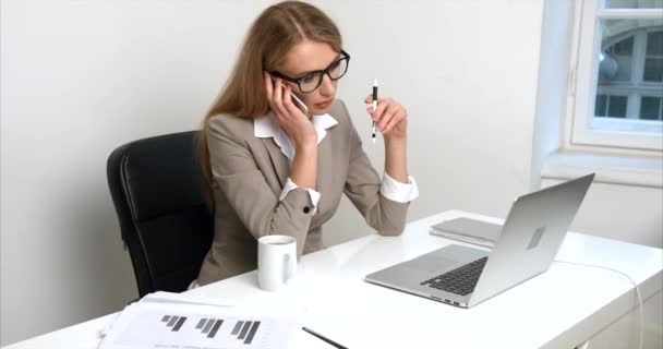 여자는 전화로 통화하거나 직장에 앉아서 의문제를 — 비디오