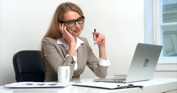 Close View Businesswoman Talking Mobile Phone Holding Pen While Sitting — 비디오