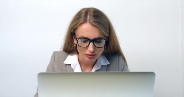 Retrato Cerca Empresaria Impactada Con Gafas Que Trabajan Portátil Oficina — Vídeos de Stock