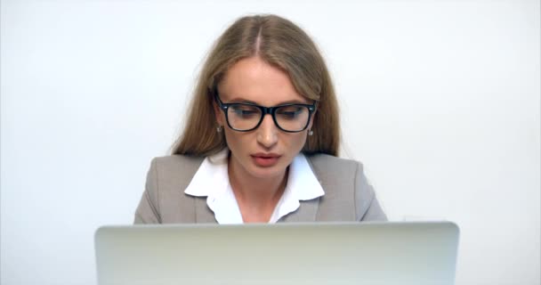 Empresária Nervosa Está Conseguindo Mensagem Alegremente Digitando Resposta Laptop Escritório — Vídeo de Stock