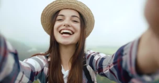 Wanita Muda Yang Menawan Topi Musim Panas Bermain Dengan Kamera — Stok Video