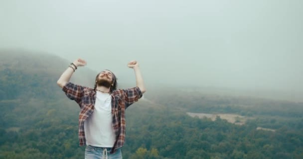 Handsome Bearded Man Dances Top Mountain Winner – stockvideo