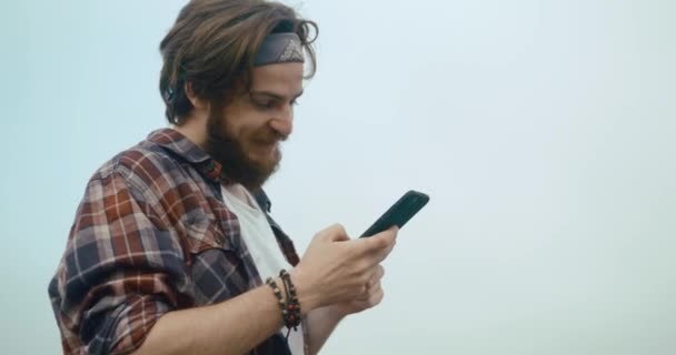 Joven Hipster Hombre Chats Con Alguien Teléfono Pie Parte Superior — Vídeos de Stock