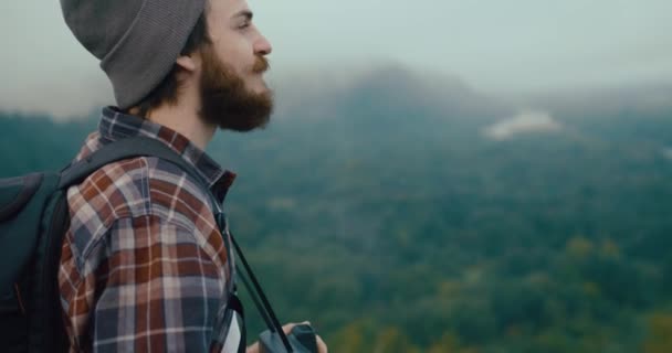 Viaja Las Montañas Niño Toma Fotos Una Cámara Polaroid Pie — Vídeo de stock