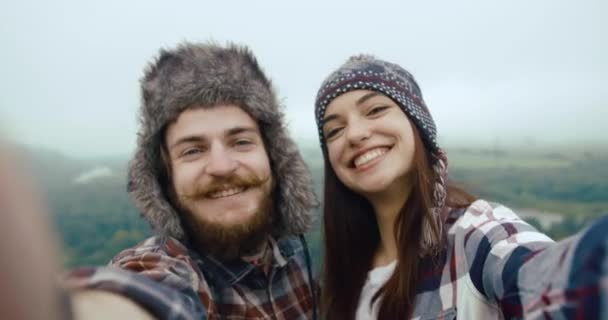 Tineri Cuplu Hipster Videoclip Înșiși Picioare Partea Sus Unei Stânci — Videoclip de stoc