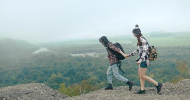 Chłopiec Dziewczyna Ubrani Jak Hipsterzy Skaczą Skałach Spacerując Przed Pięknym — Wideo stockowe
