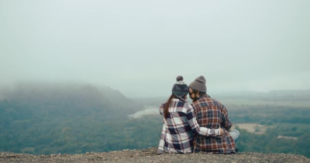 Călătoreşte Munţi Hypster Cuplu Tânăr Stă Capătul Unei Stânci Îmbrățișează — Videoclip de stoc