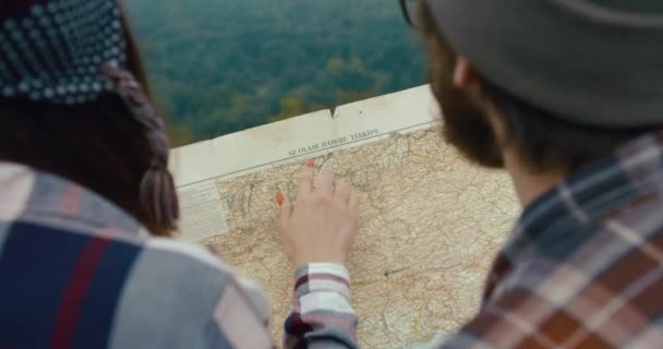 Perjalanan Pegunungan Pria Dan Wanita Muda Belajar Peta Dan Melihat — Stok Video
