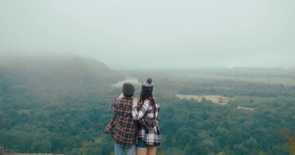 Viaja Las Montañas Hombre Mujer Vestidos Con Estilo Hipster Miran — Vídeo de stock