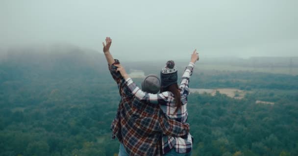 Călătoreşte Munţi Bărbat Femeie Îmbrăcați Stil Hipster Uitați Priveliștea Montană — Videoclip de stoc