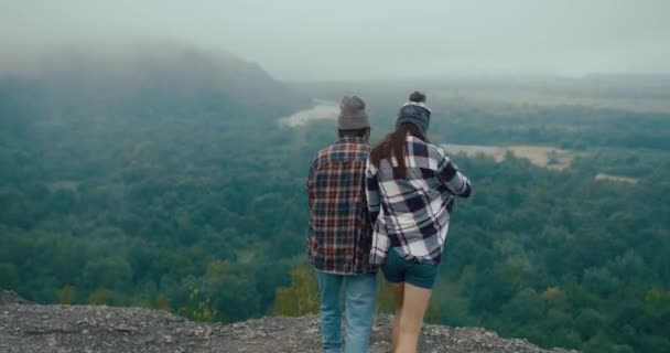 Young Hypster Couple Comes End Rock Beautiful Green Landscape – Stock-video