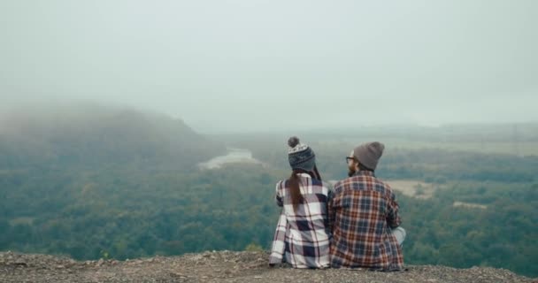 Travel Mountains Hypster Young Couple Sits End Rock Hugs Each – stockvideo