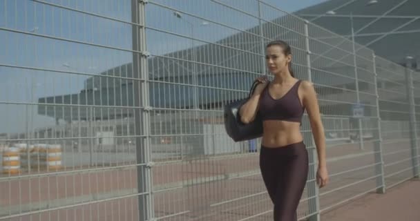 Portrait Attractive Confident Sporty Muscular Woman Holding Sport Bag Her — Vídeo de stock