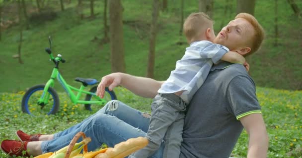 Lovely Portrait Little Boy Hugging His Father Family Picnic Green — Video