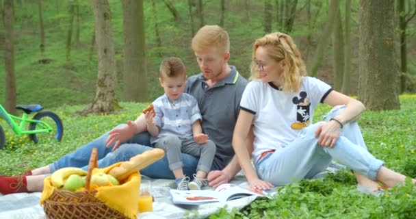 Happy Family Portrait Picnic Green Forest Little Kid Eating Croissants — Vídeos de Stock
