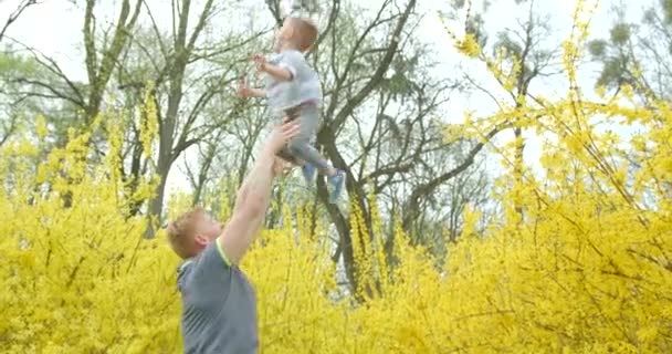 Happy Family Concept Smiling Father Tossing His Little Cheerful Son — Vídeo de Stock