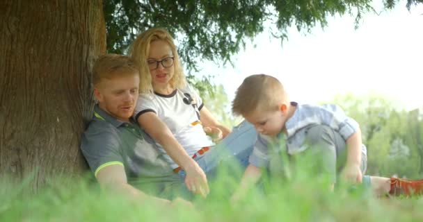 Family Outdoor Portrait Beautiful Cheerful Parents Pointing Fingers Something Little — Vídeo de stock