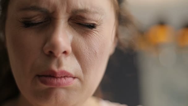 Крупним Планом Портрет Пригніченої Жінки Плаче — стокове відео