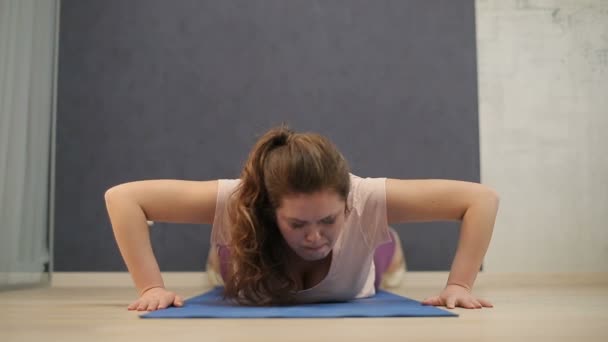 Tired Sad Woman Weight Problems Hardly Doing Push Ups Falling — Stok video