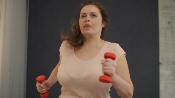 Close Portrait Overweight Woman Jogging Place Dumbbells Her Hands Indoor — Stock Video