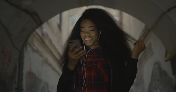 Портрет Чарівної Щасливої Африканської Дівчини Тримає Мобільний Телефон Вона Танцює — стокове відео