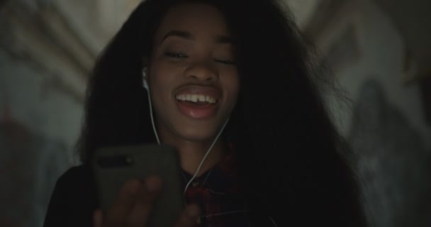 Емоційний Портрет Щасливої Усміхненої Африканської Дівчини Яка Читає Смс Мобільному — стокове відео