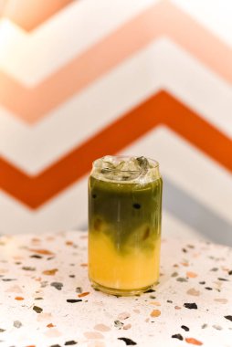 Buzlu bir bardak meyve suyu yakın.