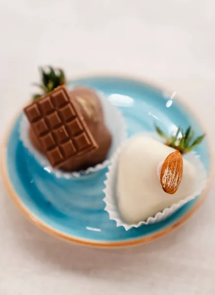 Schöne Schokoladenbonbons Auf Einem Weißen Teller — Stockfoto
