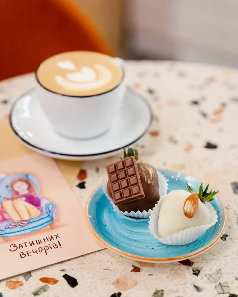 Masanın Üzerinde Bir Fincan Latte Sanat Kahvesi Var — Stok fotoğraf