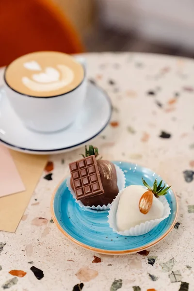 Masanın Üzerinde Bir Fincan Latte Sanat Kahvesi Var — Stok fotoğraf