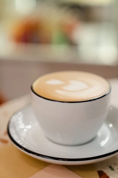 Nahaufnahme Tasse Latte Art Kaffee Auf Dem Tisch — Stockfoto