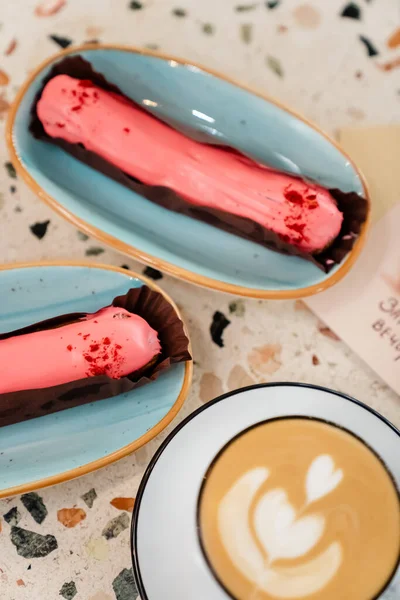 Masada Tatlıları Olan Bir Fincan Latte Sanat Kahvesi — Stok fotoğraf