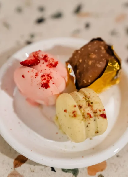 Caramelle Cioccolato Piatto Bianco — Foto Stock