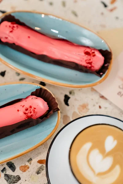 Masada Tatlıları Olan Bir Fincan Latte Sanat Kahvesi Stok Resim