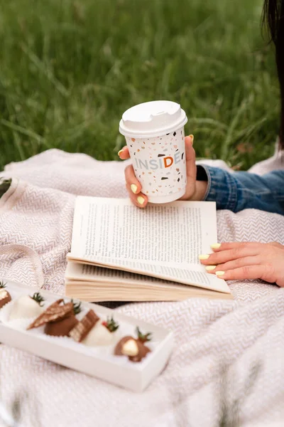 Frau Liest Buch Und Tee Auf Dem Picknick — Stockfoto