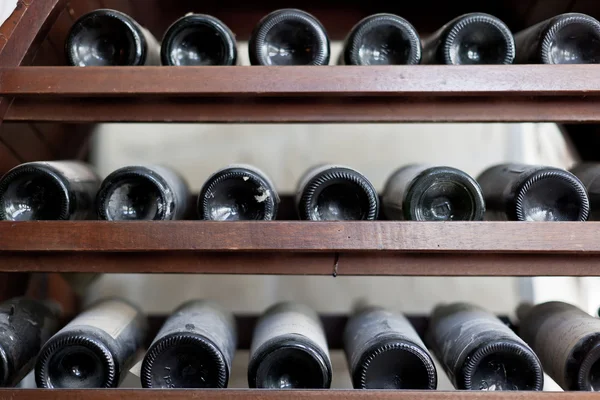 Estante de vino viejo —  Fotos de Stock
