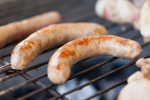 Cucinare le salsicce — Foto Stock