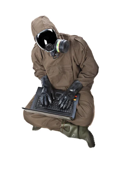 Mann im Gefahrenanzug mit Laptop — Stockfoto