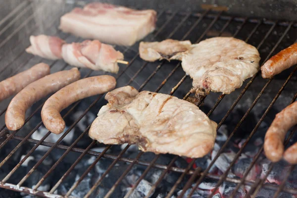 Carne e salsicce al barbecue — Foto Stock